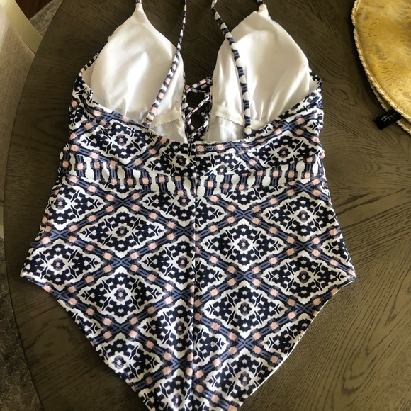 Jessica Simpson padded one piece bathing suit. Size large. Never worn. - Picture 5 of 10